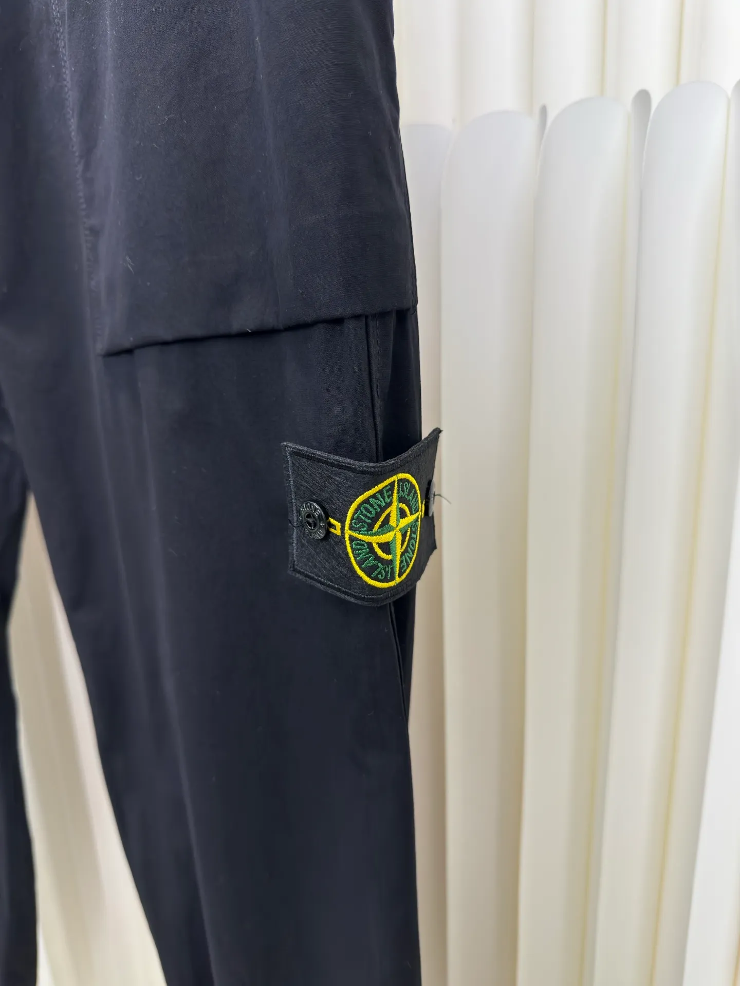 P450 Stonelsland emblem casual trousers, genuine version - physical counter - top luxury quality 🆚Instant sale of all versions on the market. Customized Yunmian Yixu moisture-permeable soft satin, refreshing and breathable, comfortable and skin-friendly. The black base is calm and atmospheric. The iconic Stonesland emblem on the side of the trousers is like a unique medal, highlighting the brand's imprint. Abandoning complexity, simple lines outline a neat version, and outline a casual and free style. Calmly interpret a unique style chapter. Size: 34 36 38 40